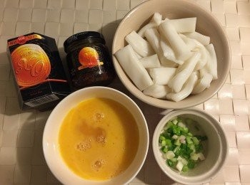 step1: 腸粉切條，熱油鑊後放入去煎，加入生抽和老抽，炒一炒令每條腸粉上色，再加入2茶匙李錦記XO醬兜均佢，最後落埋蛋漿兜兩下就可以，完成後加上少許蔥花更可以