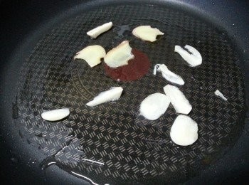 step5: 用油起鑊,先爆香1半蒜片及薑片
