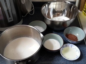 step1: 首先將牛奶加至暖而不燙手，再將酵母倒入溫牛奶中（放置五分钟让酵母融化）；再將所有材料準備好