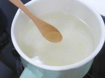 step5: 接著煮<span class="group_2">糖水</span>^^ 先將1000㏄水煮開，加入砂糖煮至溶化後，熄火待涼。 放涼後的<span class="group_2">糖水</span>加入檸檬汁拌勻備用!!