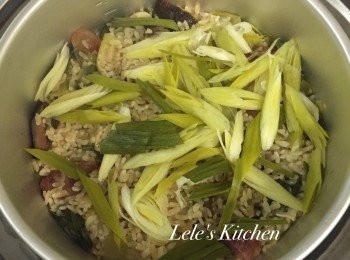 step6: 跳起後趕緊打開放入切片的蒜
再悶20分鐘，就可以起鍋囉！