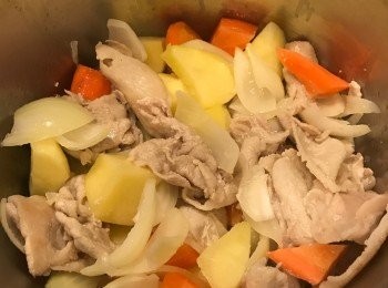 step6: 然後把所有材料轉到一個煱裏繼續烹調