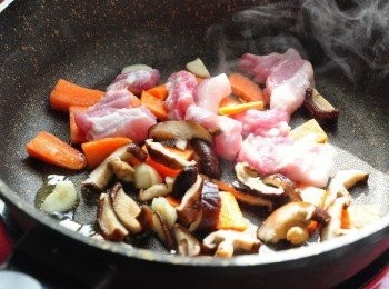 step2: 先將肉片、紅蘿蔔片及香菇絲拌炒