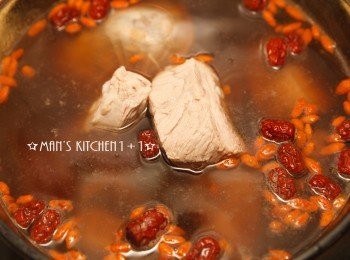step3: 接著將排骨放入<span class="group_1">湯底</span>中用小火煨煮30~40分鐘。