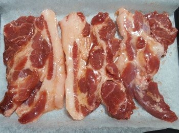 step1: 將豬肉(去皮)切開2條，加入醃料拌勻，放入雪櫃一晚，
取出叉燒後，用肉插在豬肉上均勻的插