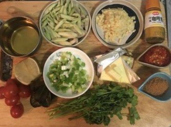 step5: 煮蔬菜的同時處理<span class="group_2">辛香料</span>，蒜頭拍扁後切細末；香茅斜切小段；蔥切花；香菜用可飲用水洗淨瀝乾備用。
