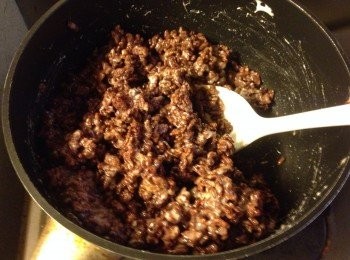 step3: 煮至所有棉花糖溶化後分2次加入可可米攪勻