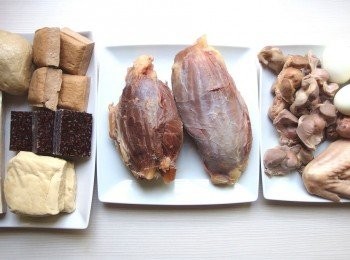 step2: 將牛腱等肉類先汆燙過。