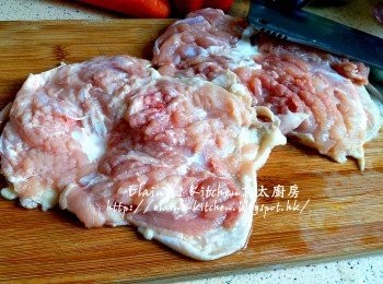 step1: <a href="https://bit.ly/2ZxapeY" target="_blank" data-keyword="雞扒" class="guide-link"><strong>雞扒</strong></a> <span style="display:inline-block;vertical-align:middle;margin-top:-3px;color:initial;border-radius:3px;padding:2px 3px;font-size:12px;line-height:14px;background:#87d300;color:#fff;">即買</span> 洗淨 , 用刀背剁一剁塊<a href="https://bit.ly/2ZxapeY" target="_blank" data-keyword="雞扒" class="guide-link"><strong>雞扒</strong></a> <span style="display:inline-block;vertical-align:middle;margin-top:-3px;color:initial;border-radius:3px;padding:2px 3px;font-size:12px;line-height:14px;background:#87d300;color:#fff;">即買</span> 