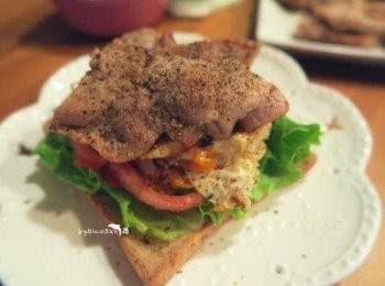 step7: 最後放上煎好的豬排和起司片