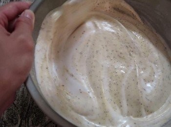 step5: 將打發蛋白與步驟三的麵糊結合，因為兩者質地不同，些加一點點，拌勻後再全數倒入。混合均勻後，即是完成的蛋糕糊。（圖中尚未完成，要混合至顏色均勻，動作儘量加快以免消泡）