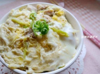 step8: *盛裝在白飯上，即完成。