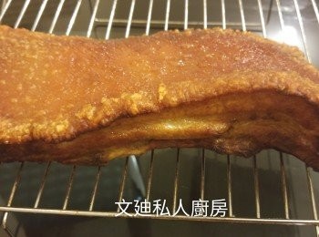 step6: 先300度焗15分鐘睇效果,再轉250度焗15分鐘如豬皮面滿意可攤凍斬豬腩肉,未ok請自行判斷加多少分鐘。