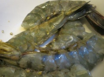 step3: － 用<span class="group_2">大蝦醃料</span>略醃，大概10分鐘吧