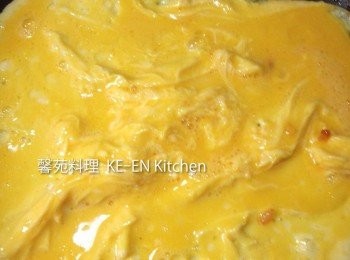 step4: 平底鍋倒入油1大匙、大火燒熱迅速倒入蛋液用筷子快速攪拌、己成半熟蓋上炒飯上即可