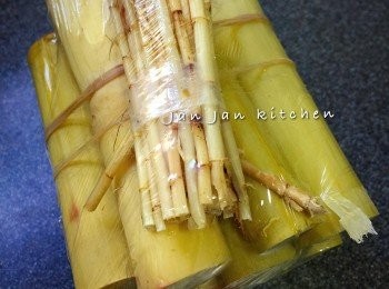 step1: 將材料清洗乾淨。馬蹄去皮略拍扁，甘荀去皮切件。