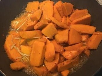 step4: 倒入水後大火煮滾。