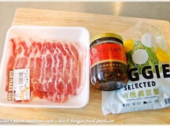 step1: 準備豬五花肉片、紅椒麻辣黑菇醬與豌豆嬰等料理<span class="group_1">食材</span>。