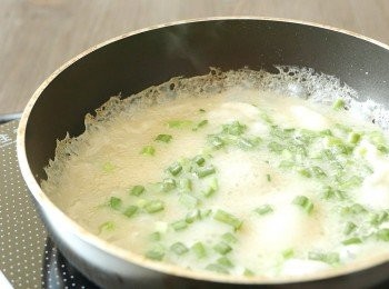 step4: 以中火燒熱油，調至中小火，倒入粉漿，搖動鍋子讓粉漿平均鋪滿於鍋底，把餅皮煎至接近熟透。