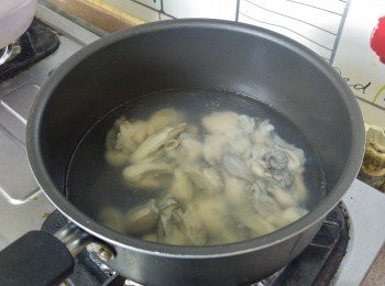 step3: 洗淨蠔再先用水煮熟, 撈起再沖水備用
