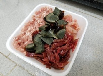 step2: 免治豬肉用少少雞粉，生粉，約3湯匙水開成糊狀備用
豬扒，鴨腎切絲，用雞粉，生粉，麻油醃入味備用