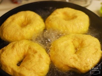 step10: 預備一鍋滾水, 將完成第3次發酵後的麵團放入煮30秒後撈起