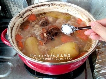 step8: 蓋上蓋轉慢火煲1 1/2小時 , 最後加少許鹽調味拌勻轉大火再煲滾