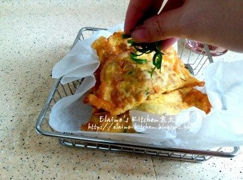 step10: 放在廚紙吸取油份後放上碟 , 最後灑上蔥絲即可