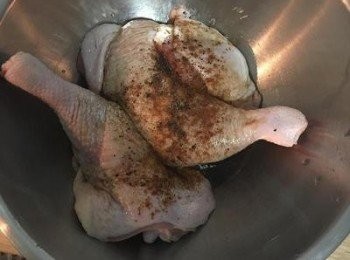 step1: 雞腿除去多餘的肥油後洗淨瀝乾，在背面雞腿的部份劃2-3刀，接著用醃料抓一抓閒置備用。