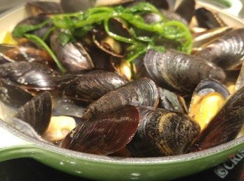 step4: 將青口放入煮三分鐘加芫荽蓋蓋焗一陣。青口只需翻熱即可。