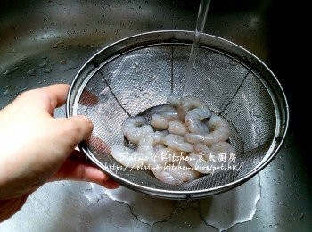 step2: 期間將蝦仁用生粉拌勻用水沖洗兩次後瀝乾水份