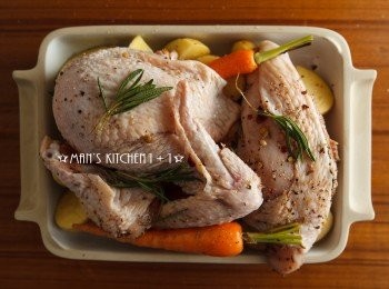 step4: 接著將雞肉與蔬菜一同放上JIA Inc.個人鼎烤盤，並用200度先烤15分鐘，再將溫度降為180度將雞肉烤熟即可。(註2)