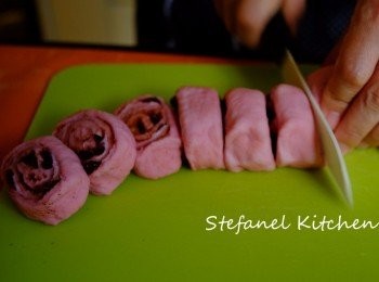 step9: 用刀切開麵條約2厘米厚，可按個人喜好加減厚度