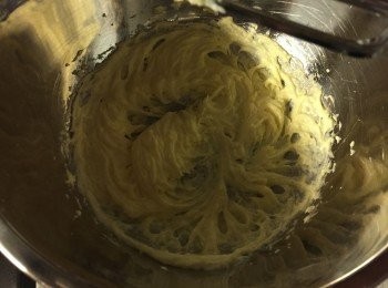 step3: 牛油室溫放軟, 加糖用打蛋器打勻, 加入雞蛋後再次打勻