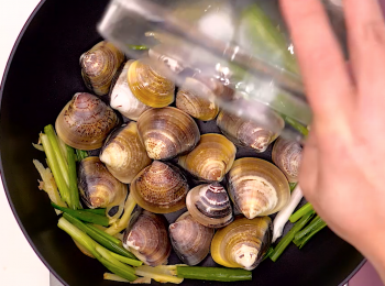 step4: 加入剛吐好沙的蜆