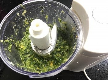 step2: 再將所有青醬材料放入攪拌機，攪拌成醬備用
