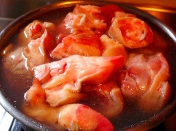 step1: 豬腳先用水川燙過。