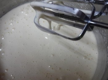 step1: 烤箱預熱~將全蛋,糖,鹽打發