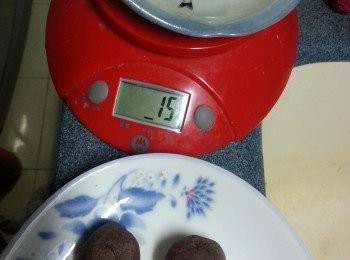step1: 先將豆沙搓成9粒,每粒約15g(紅豆沙製作可參考以下食譜http://cook1cook.com/recipe/8459)
