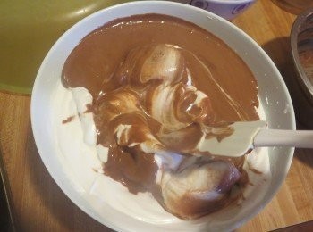 step4: 6.用125度烘烤30分鐘,再用165度烘烤15分鐘(依自家溫度)


7.出爐自高處落下敲兩下


8.倒扣放涼，脫模