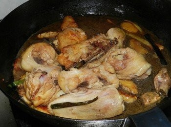 step3: 下調味料慢慢收乾汁，我只收約5成唷~因為剩的湯汁可以拌飯啦~