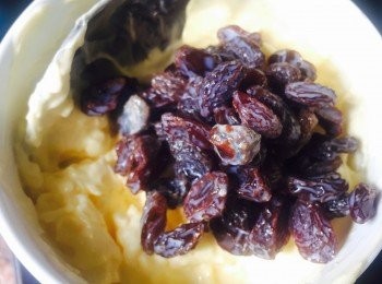 step2: 提子乾略瀝乾後加入室溫牛油及糖，充分攪拌至提子乾分佈平均。