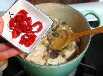 step8: 8.將辣椒皮放入一起拌炒。