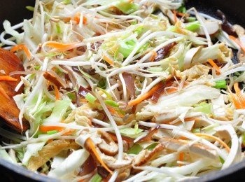 step2: 將紅羅蔔、木耳、香菇、芹菜末爆香後，陸續放入高麗菜等備料全部下鍋拌炒