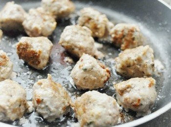 step4: 熱鍋後下油，下肉丸，用中火煮至肉丸全熟，盛起備用