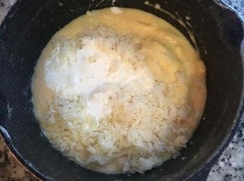 step7: 放入帕馬森起司和鮮奶油，重新回到爐火上，繼續煮和攪拌。