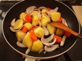 step5: 平底鍋加熱後倒入適量的油，放入馬鈴薯翻炒均勻後，加入洋蔥和胡蘿蔔，開大火繼續翻炒。