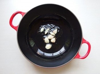 step3: 準備一個湯鍋,倒入少許橄欖油,加熱後小火爆香蒜末(爆香蒜末後 ,可將蒜末挑起不用,有蒜香味即可)