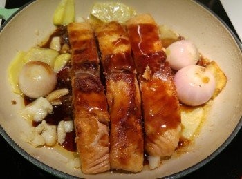 step2: 爆香香料後煎香三文魚表面後下<span class="group_2">醬汁</span>,略為收汁即成。