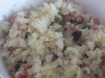 step2: 加入洋蔥、蔥花及水拌勻。